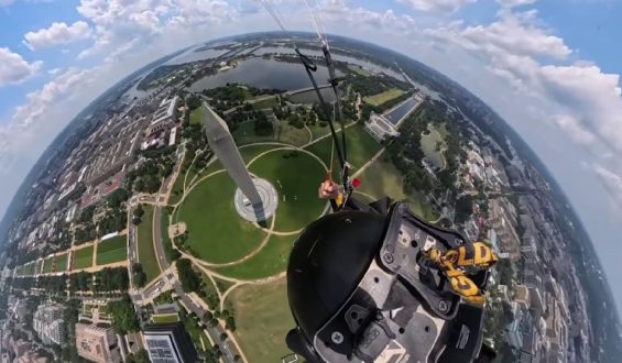 Einzigartige Fallschirmsprung-Show am Washington Monument