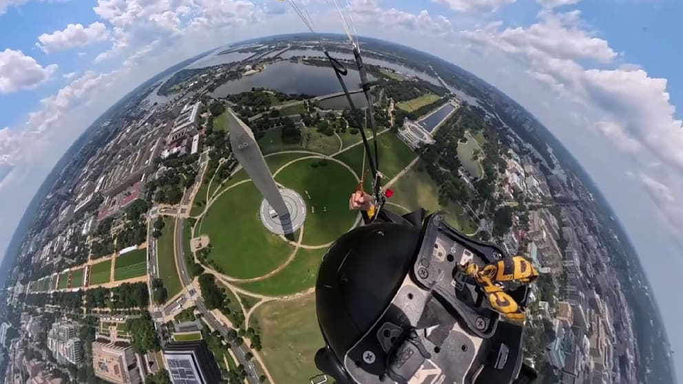Einzigartige Fallschirmsprung-Show am Washington Monument