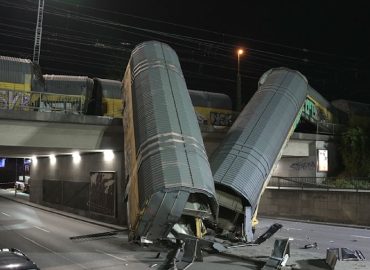 Schwerer Unglücksfall in München – Güterzug stürzt von Brücke