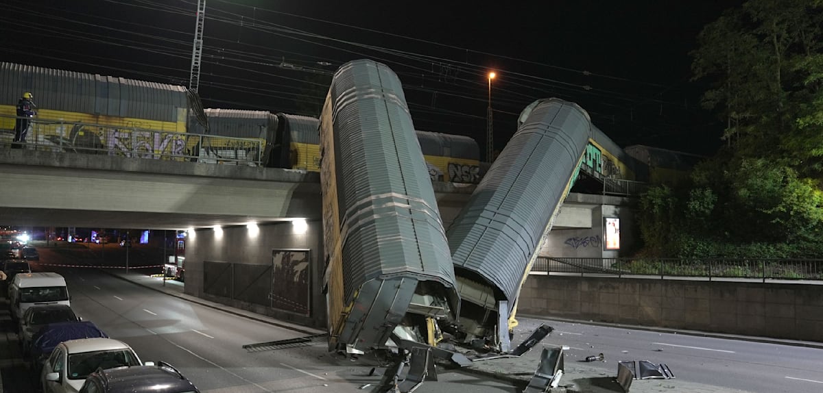 Schwerer Unglücksfall in München – Güterzug stürzt von Brücke