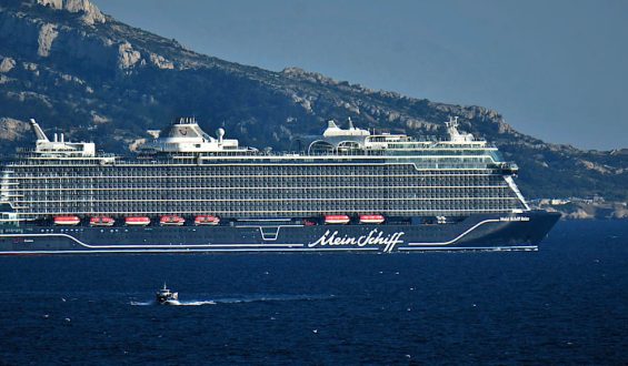 Kreuzfahrtschiff wegen Sprengstoffalarm in Kiel evakuiert