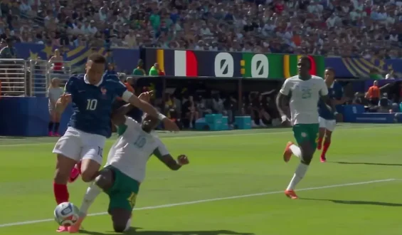 Diskussion um Schiedsrichterentscheidung im Spiel Frankreich gegen Senegal