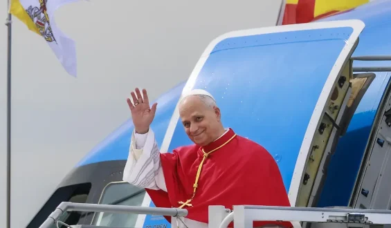 Papst Leo XIV. in Spanien: Kritik an Trump und Appell für Frieden