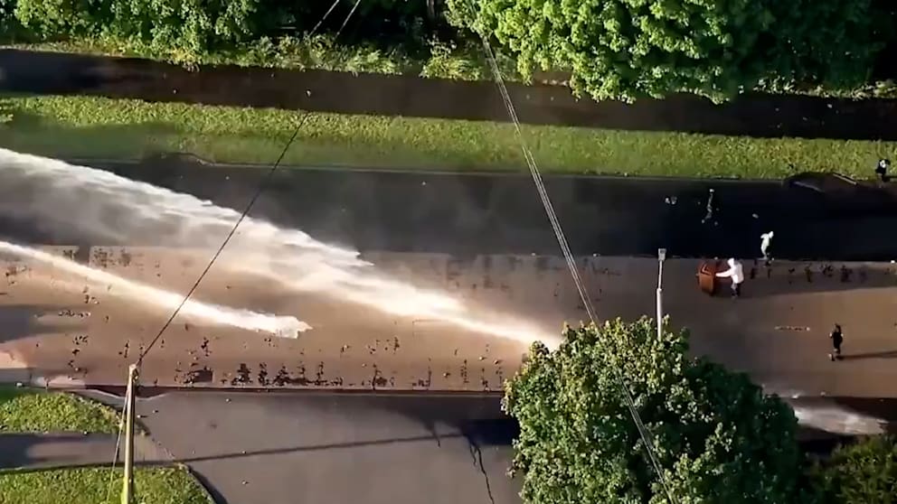 Unruhen in Belfast nach Messerattacke: Polizei setzt Wasserwerfer ein