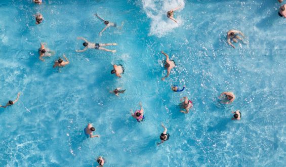 Kinder retten Zweijährigen vor dem Ertrinken in Freibad