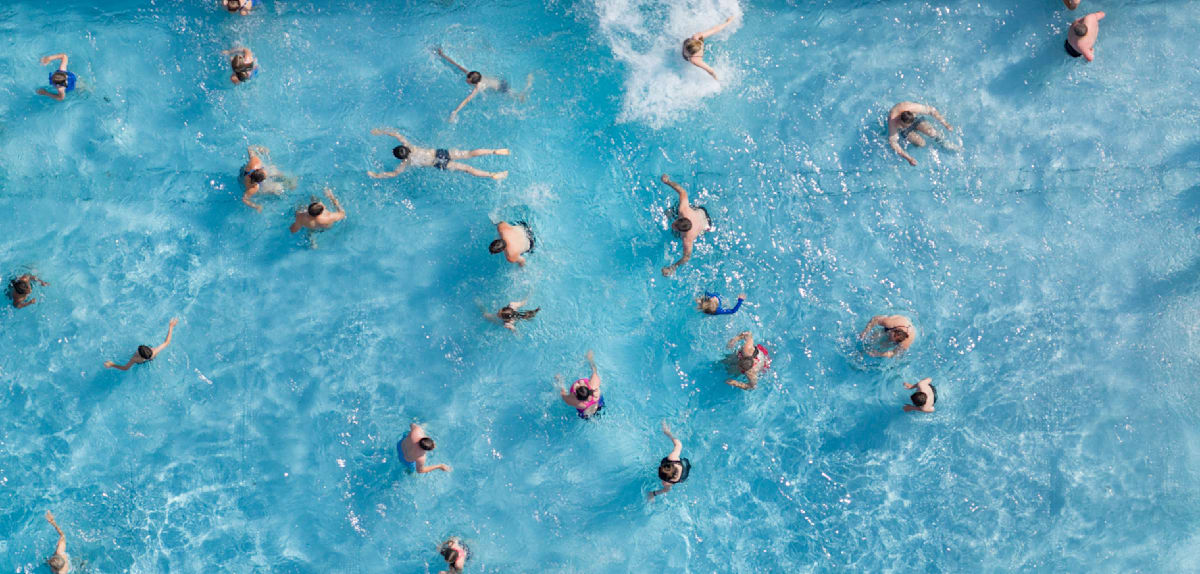 Kinder retten Zweijährigen vor dem Ertrinken in Freibad