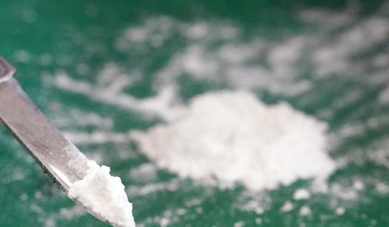 Mehr junge Menschen experimentieren mit Drogen