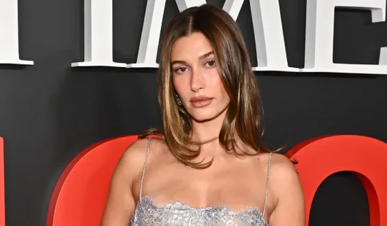 Hailey Bieber modelt für Skims