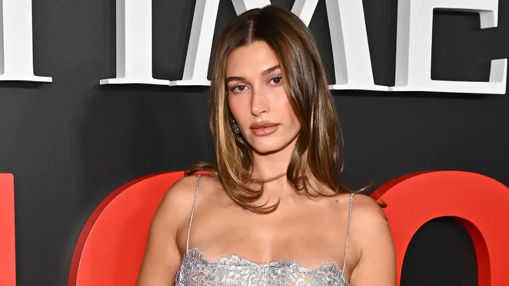 Hailey Bieber modelt für Skims