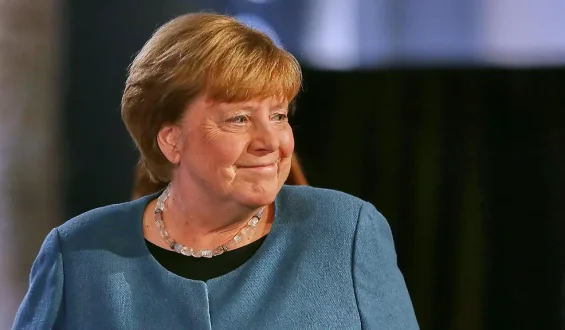 Merkel verteidigt Merz und schließt Rückkehr in die Politik aus
