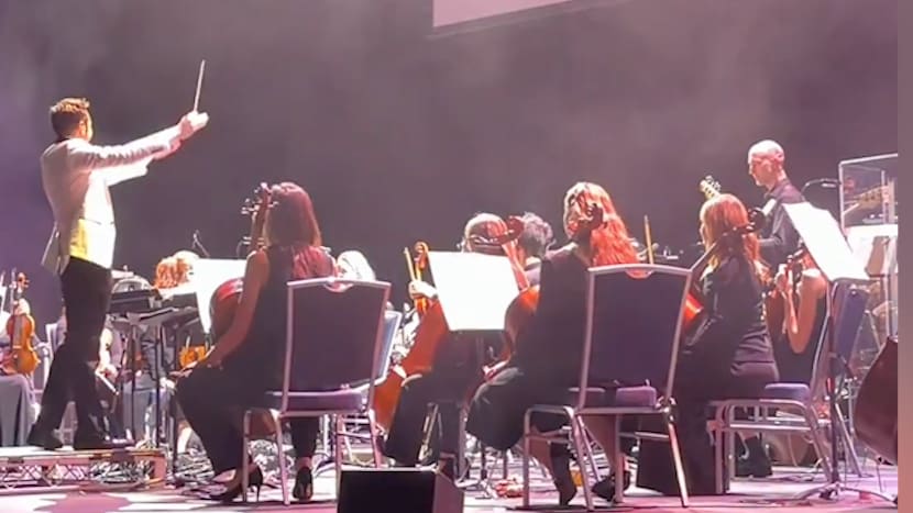 Zuschauer rettet Konzert durch spontanes Klaviersolo
