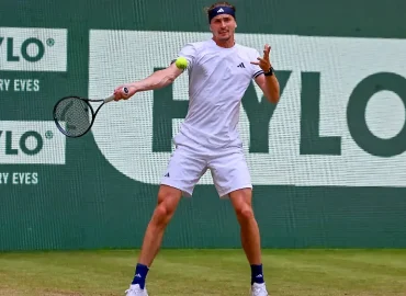 Zverev trotzt der Hitze und qualifiziert sich für das Halbfinale in Halle