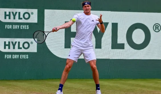 Zverev trotzt der Hitze und qualifiziert sich für das Halbfinale in Halle