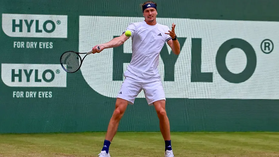 Zverev trotzt der Hitze und qualifiziert sich für das Halbfinale in Halle