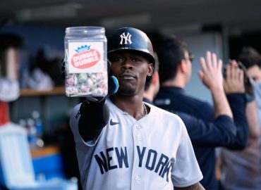Ein ungewöhnlicher Auftritt: Yankees-Star Jazz Chisholm Jr. spielt mit Lutscher
