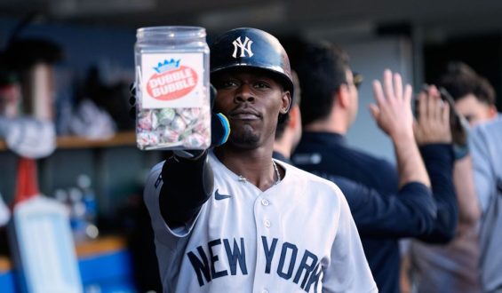 Ein ungewöhnlicher Auftritt: Yankees-Star Jazz Chisholm Jr. spielt mit Lutscher