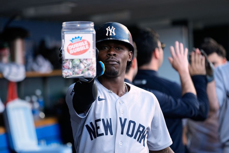 Ein ungewöhnlicher Auftritt: Yankees-Star Jazz Chisholm Jr. spielt mit Lutscher