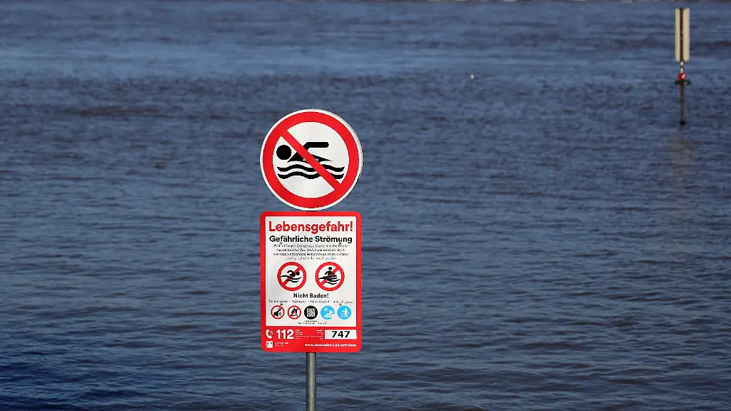 Drei Männer nach Baden im Rhein vermisst