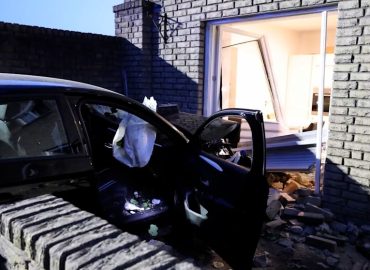 Fahrer unter Alkoholeinfluss: Pkw kollidiert mit Wohnhaus