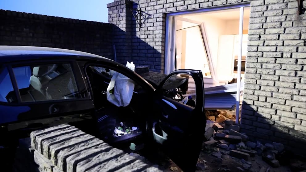 Fahrer unter Alkoholeinfluss: Pkw kollidiert mit Wohnhaus