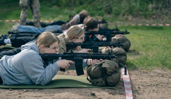 Schießtraining an lettischen Schulen: Einblicke und Reaktionen von Schülern