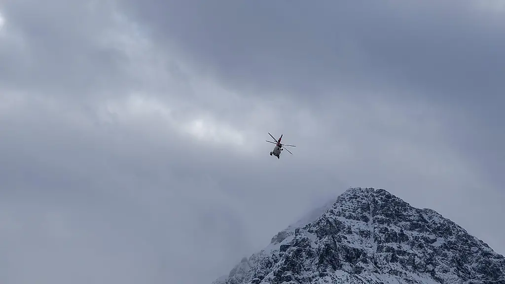 Bergsteiger überlebt Sturz und Nacht im Schnee in Tirol