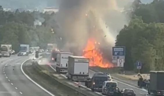 Explosionen auf der A6: Lkw-Brand führt zu Vollsperrung