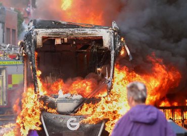 Unruhen in Belfast nach Messerattacke: Eskalation der Gewalt