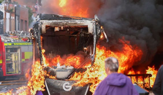 Unruhen in Belfast nach Messerattacke: Eskalation der Gewalt
