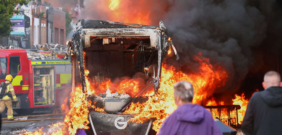 Unruhen in Belfast nach Messerattacke: Eskalation der Gewalt