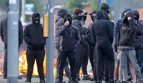 Spannungen in Großbritannien nach Angriff in Belfast