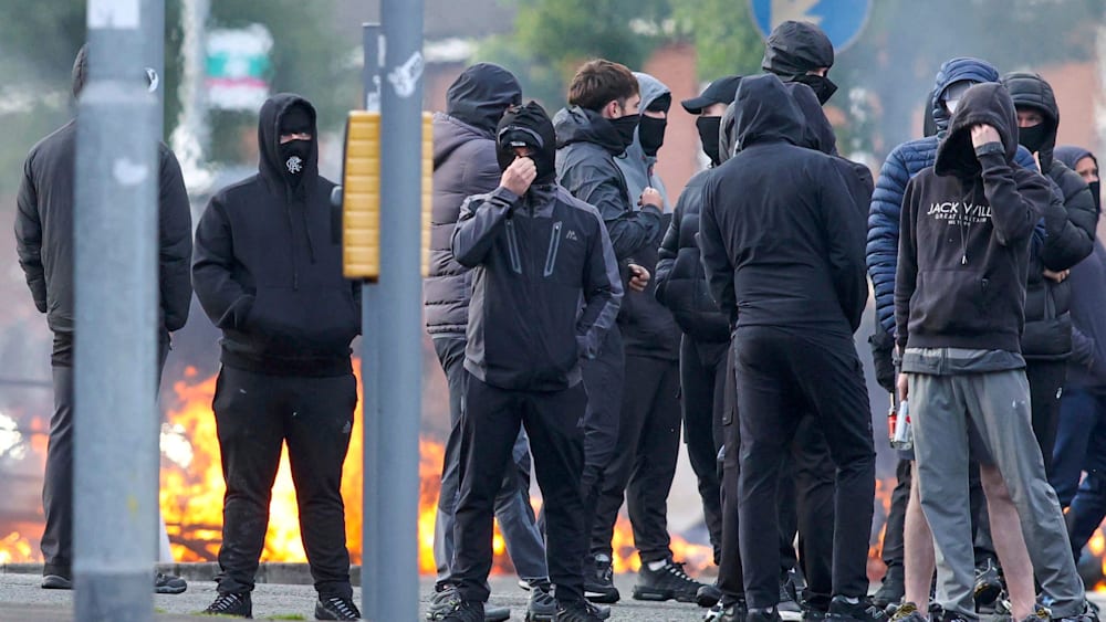 Spannungen in Großbritannien nach Angriff in Belfast