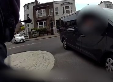 Verfolgungsjagd mit Bodycam: Eingreifen eines Van-Fahrers