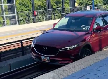Fahrfehler führt Autofahrerin auf Bahngleise