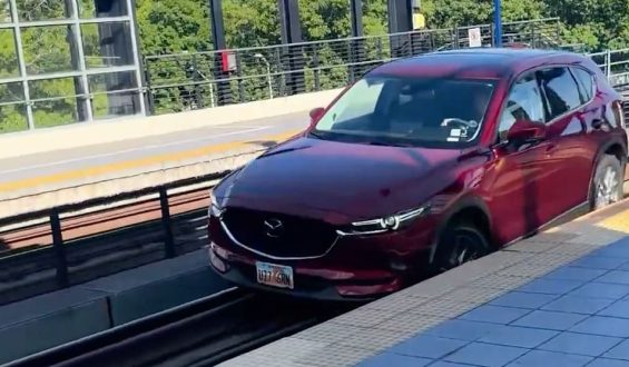 Fahrfehler führt Autofahrerin auf Bahngleise