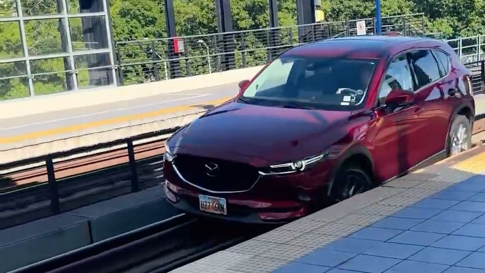 Fahrfehler führt Autofahrerin auf Bahngleise