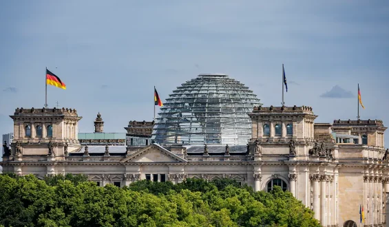 Versorgung von Parlamentariern – Eine Kontroverse um Altersbezüge und Rentenbeiträge