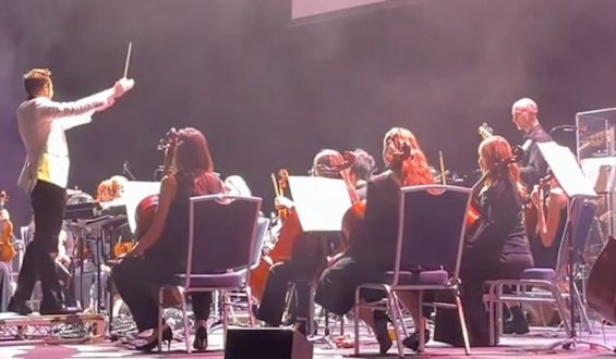 Konzert gerettet: Zuschauer spielt spontanes Solo