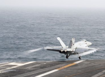 US-Militärs agieren in der Straße von Hormus und Iran feuert Raketen ab