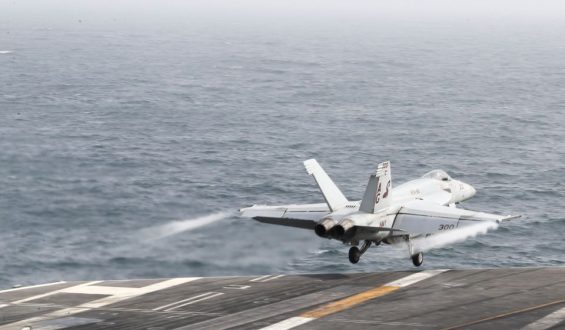 US-Militärs agieren in der Straße von Hormus und Iran feuert Raketen ab
