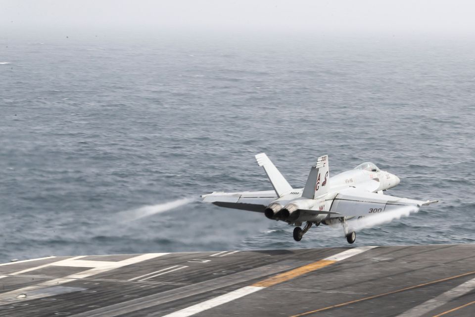 US-Militärs agieren in der Straße von Hormus und Iran feuert Raketen ab