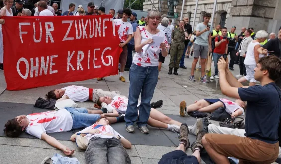 Demonstranten stören Verteidigungsminister Pistorius bei Veteranenehrung