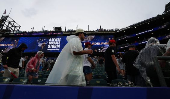 Gewitter in Philadelphia: WM-Spiel Frankreich gegen Irak unterbrochen
