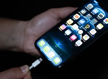 Brandgefahr durch Smartphone-Akkus: Präventionsmaßnahmen und Entsorgungstipps