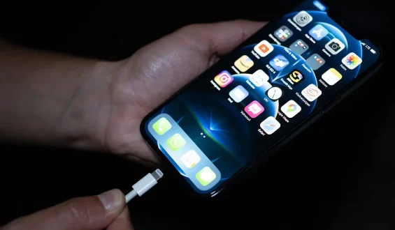 Brandgefahr durch Smartphone-Akkus: Präventionsmaßnahmen und Entsorgungstipps