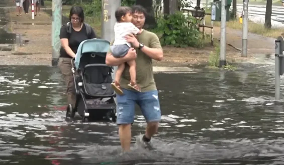 Starkregen setzt Berlin unter Wasser: Unwetter verursacht Chaos