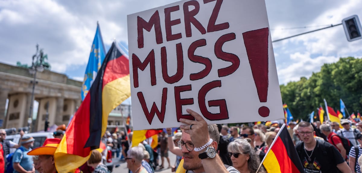 Tausende demonstrieren in Berlin gegen die Bundesregierung