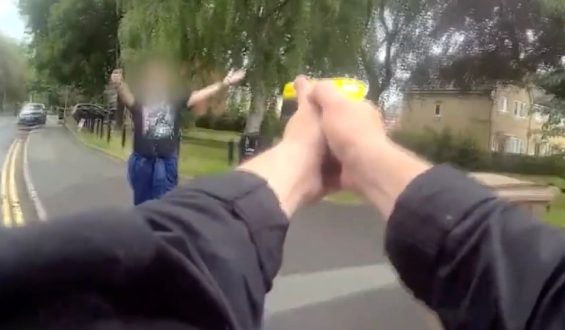 Polizei setzt modernen Taser ein: 60-Jähriger außer Gefecht gesetzt