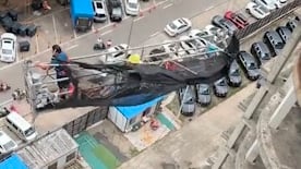 Arbeitskorb in China von Windböen erfasst