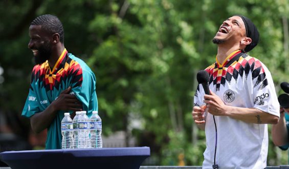 DFB-Stars in den USA: Schulbesuch von Rüdiger und Sané